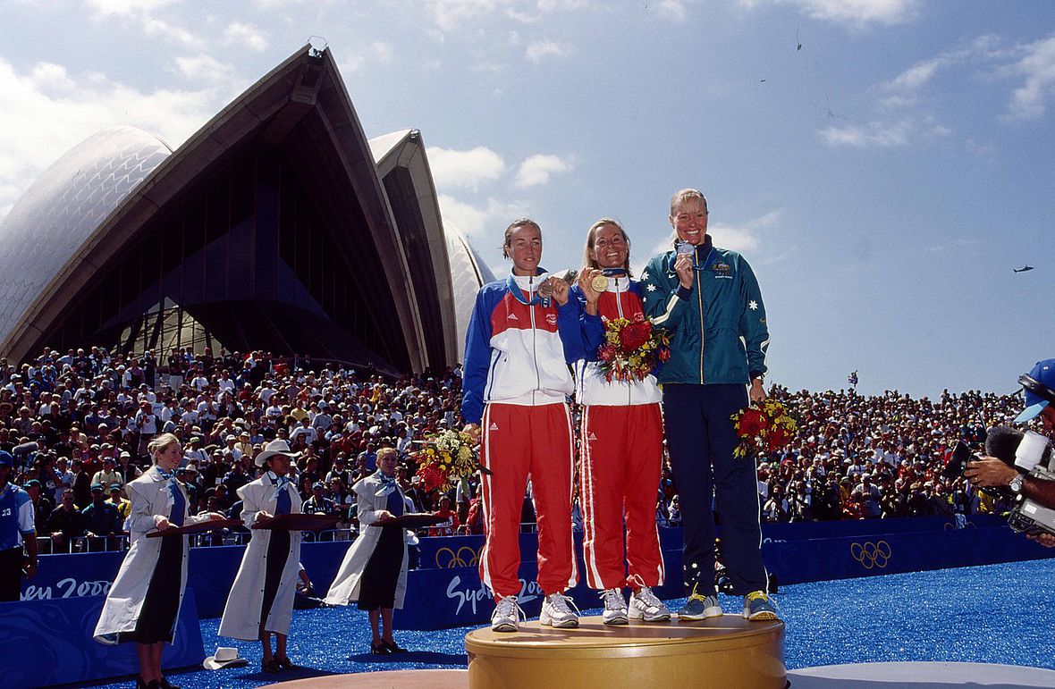2000: Die ersten Triathlon Olympia-Medaillengewinnerinnen Magali Messmer, Brigitte McMahon und Michellie Jones (v.l.)
