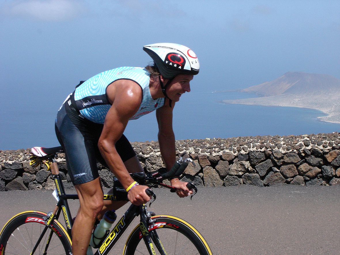 2005: Ain-Alar Juhanson wuchtet sich übers Mirador del Rio und zu seinem ersten Ironman Lanzarote-Sieg
