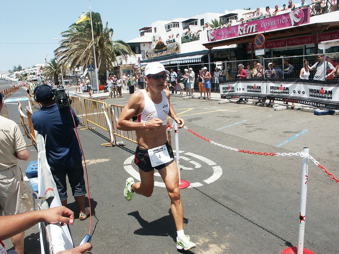 2006: Thomas Hellriegel startet in den Marathon auf der Avenidas de las Playas. Zweimal (1995/2003) hat "Hell on Wheels" Hellriegel auf Lanzarote gewonnen und hielt von 1995 bis 2011 den Streckenrekord