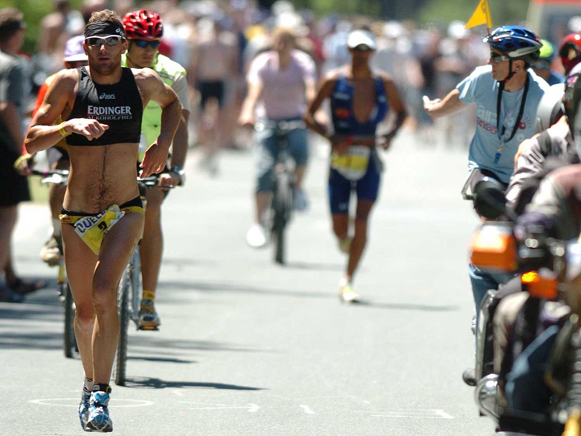 2006: Der Vorsprung von Al-Sultan sollte im Marathon wieder nicht reichen - Chris McCormack setzt gleich zur finalen Attacke an