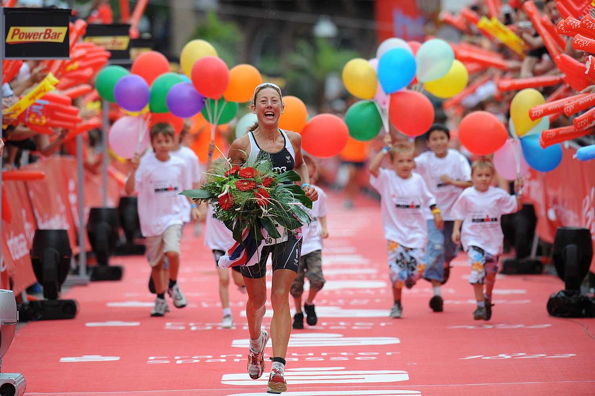 2008: Chrissi Wellington kommt als Hawaii-Siegerin nach Frankfurt und setzt beim Sieg in 8:51:24 Stunden neue Maßstäbe im Frauen-Triathlon