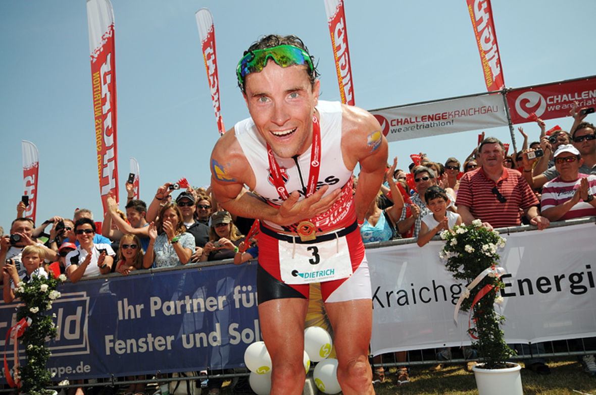 2011: Verneigung vor dem Publikum - Sieger Andreas Raelert lässt sich feiern