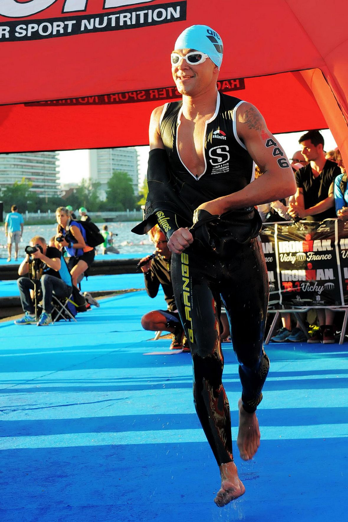 Out of the water: Stefan Drexl führt nach dem Schwimmen in seiner Altersklasse