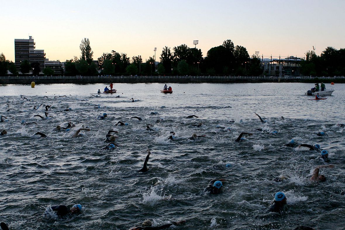 Kampf um Zentimeter: Ob wohl noch über 225 km vor den Athleten liegen, wird im Wasser verbissen um die besten Positionen gekämpft