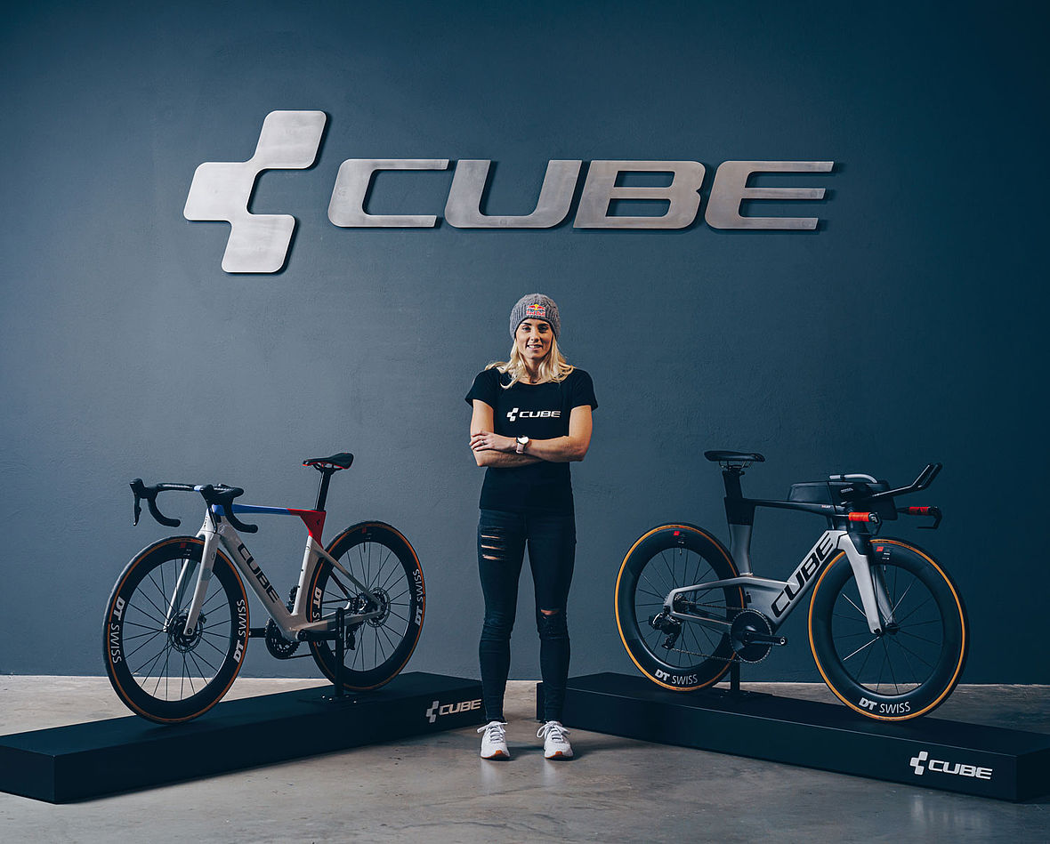 Lucy Charles-Barclay mit ihren neuen Cube Bikes