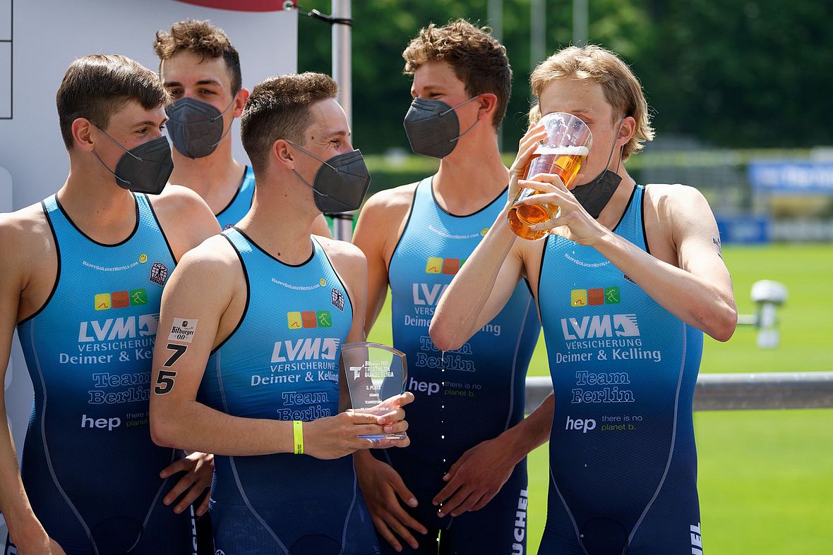 Die Überraschung des Tages: Die Triathleten vom Team Berlin kommen beim Heimrennen als Dritte aufs Podium