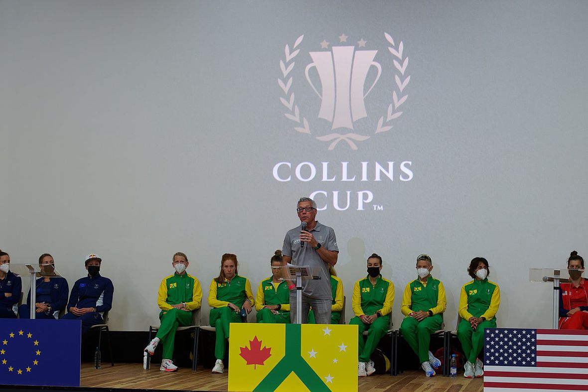 Kevin Mackinnon moderiert die Collins Cup-PK