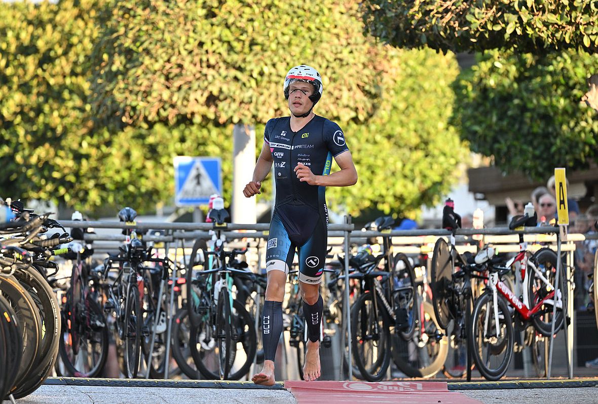 Mathias Petersen (DEN) kommt nach der besten Schwimmzeit (50:46 min) als erster zu seinem Rad