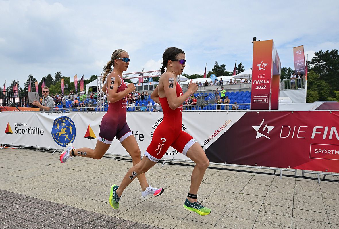 Tanja Neubert (#4) und Heidi Jurankova (#49)