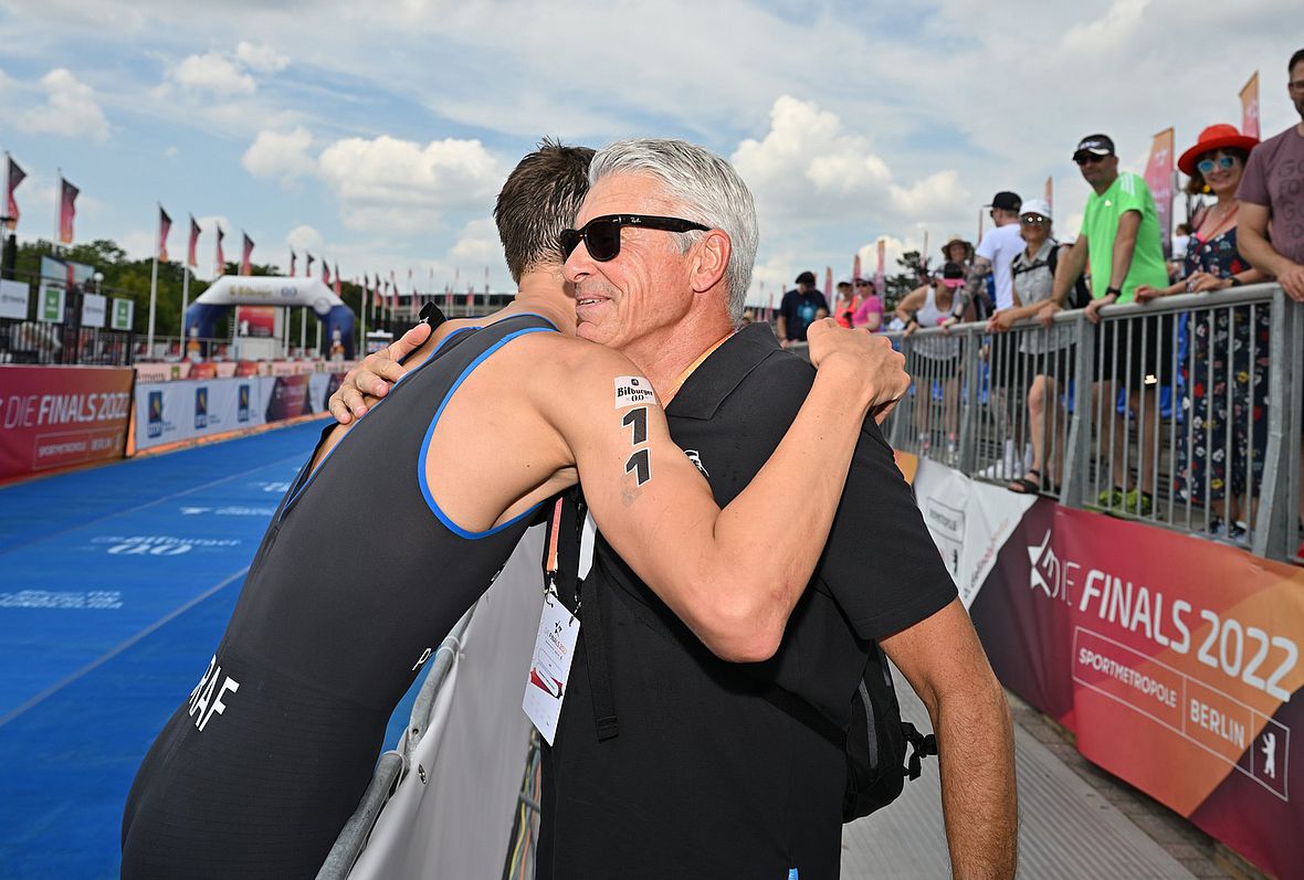 Henry Graf mit Vater Oliver Graf, der 1990 in Berlin deutscher Triathlonmeister wurde