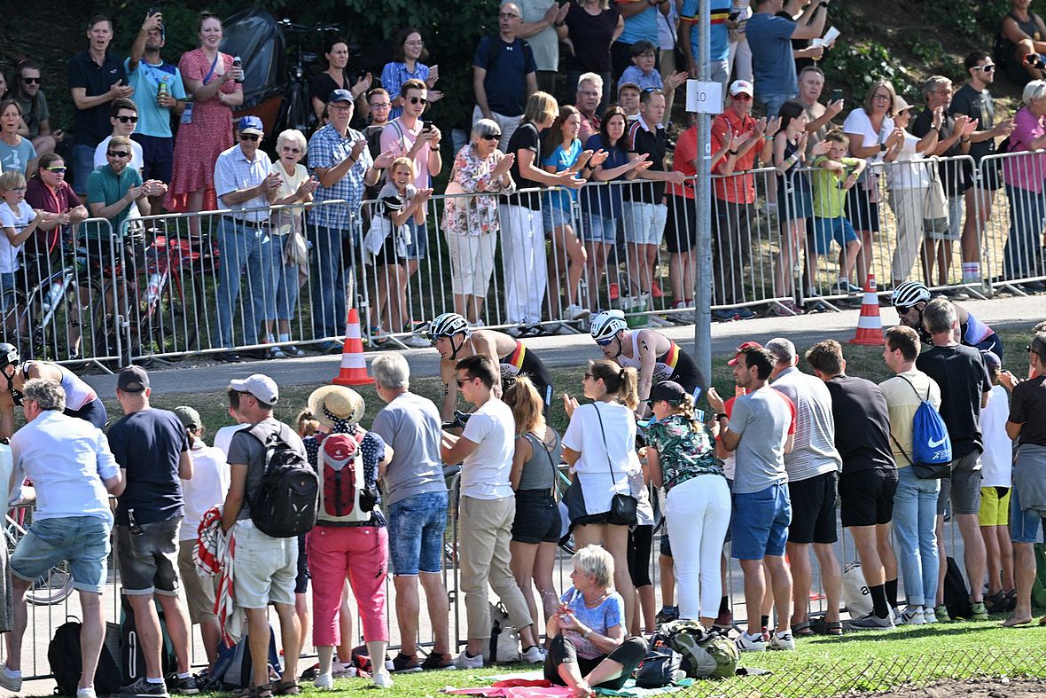 Durchs Zuschauerspalier: So eine Kulisse hat Triathlon in München bisher noch nicht gesehen
