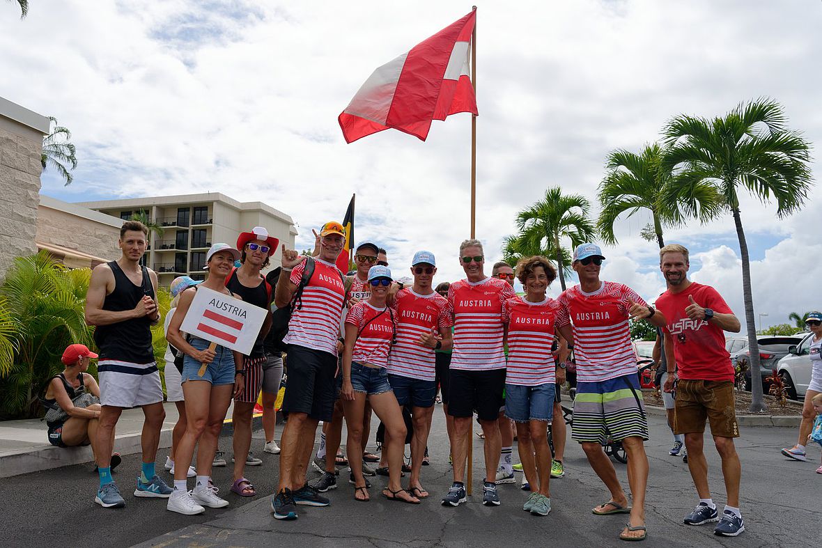 Bei den Triathleten und Triathletinnen aus Österreich ist die Stimmung schon vor dem Marsch durch Kailua-Kona Downtown prächtig