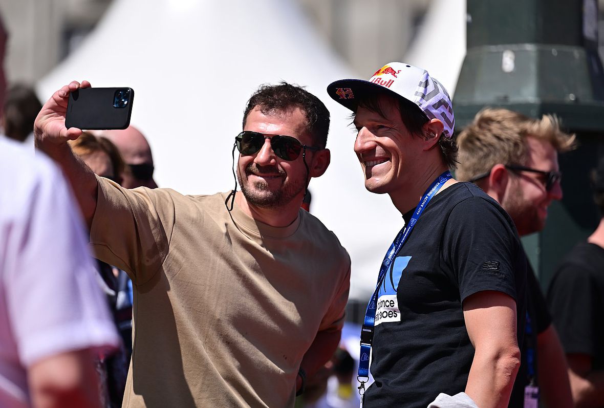 Sebi, ein Selfi bitte: Auch wenn Sebastian Kienle selbst nicht beim Ironman Hamburg am Start ist, gehört er zu den gefragtesten Bildmotiven. Am Raceday ist Sebi dann als Experte im NDR-Livestream im Einsatz