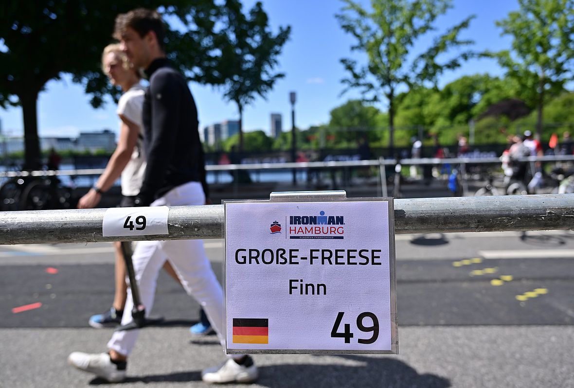 die Startnummer 49 gehört Ironman-Rookie Finn Große-Freese, der gebürtig aus Rostock kommt. Ob´s Tipps von den Raelert-Brothers gab?