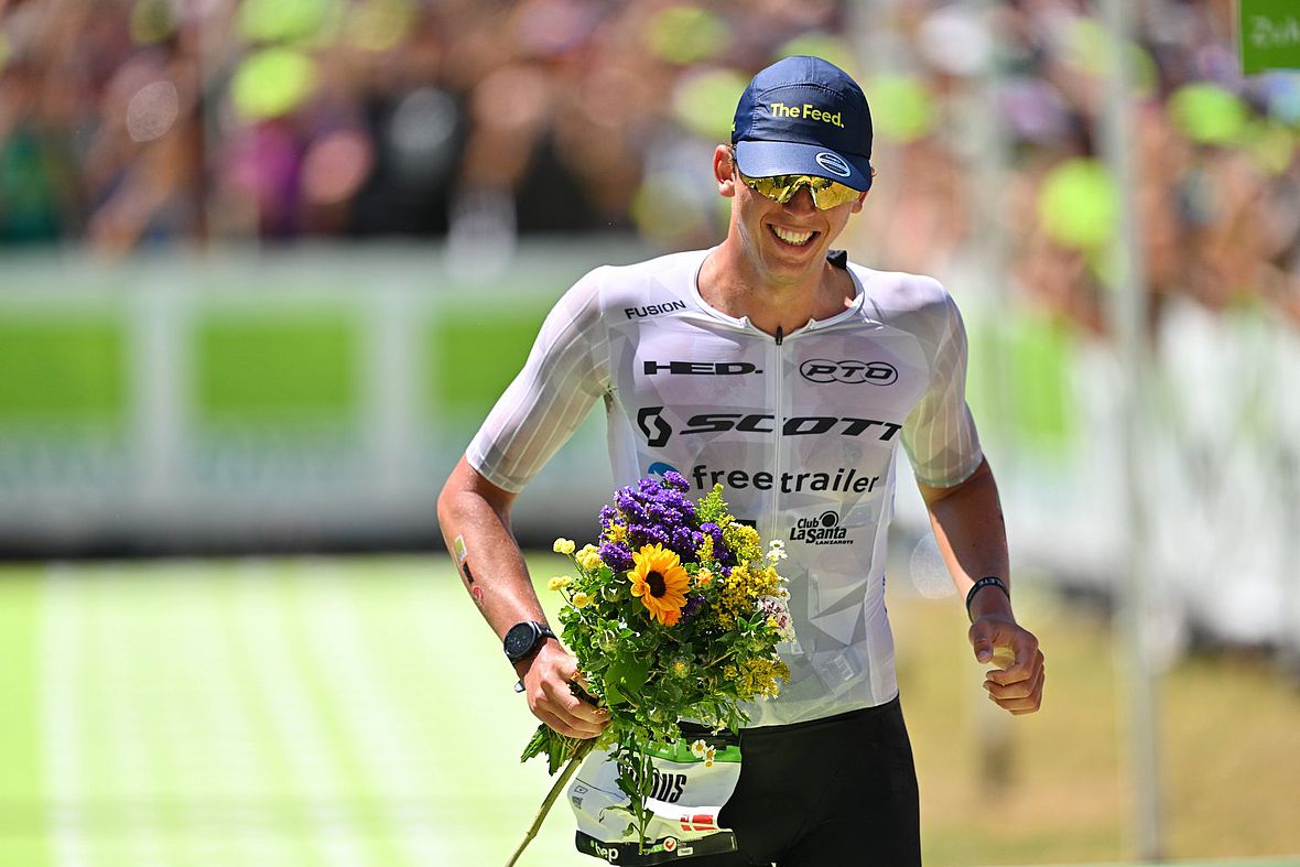 So sehen Sieger aus! Magnus Ditlev läuft als erster Mann mit Fabelzeit und Lächeln auf den Lippen über den Zielstrich im "Home of Triathlon".