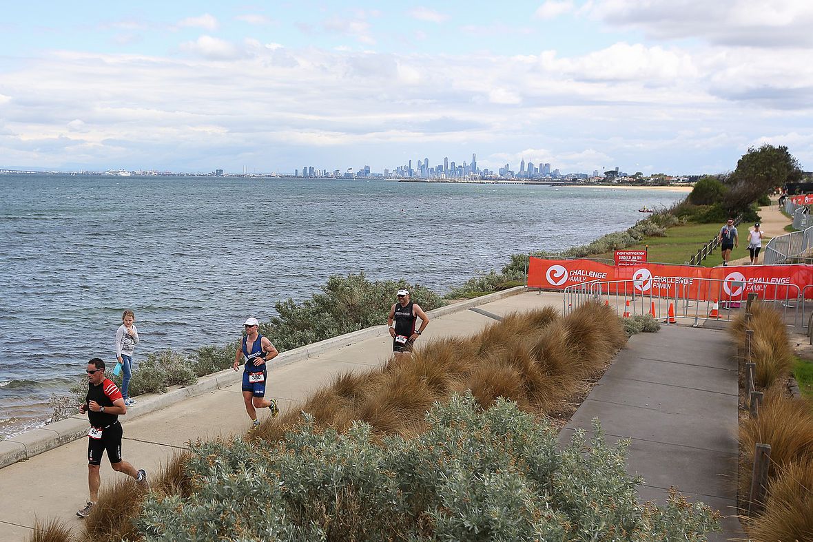 Halbmarathon mit der Skyline von Melbourne im Hintergrund