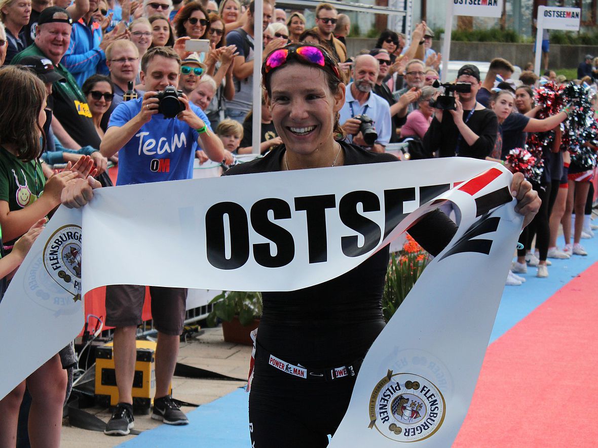 Jenny Schulz verteidigt ihren OstseeMan-Titel und verbessert ihren Rekord um 14 Sekunden