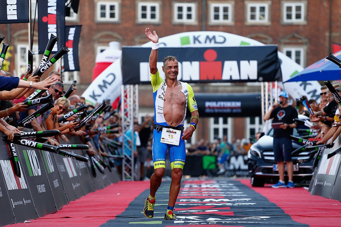 Andreas Niedrig lässt sich für Rang drei beim Ironman Kopenhagen feiern