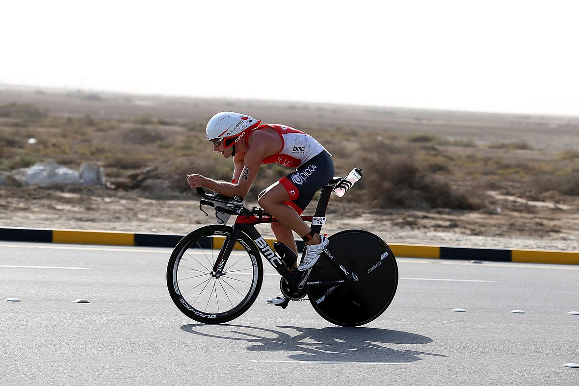 Bart Aernouts fuhr auf dem Rad seinen Verfolgern davon - die Vorentscheidung um den Sieg beim Ironman 70.3 Bahrain 2015