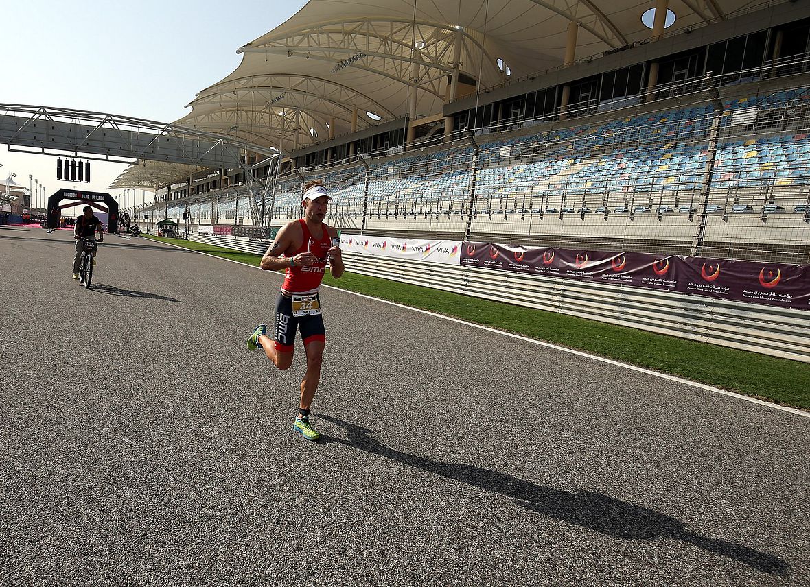 Bart Aernouts auf dem Halbmarathonkurs auf Bahrains Formel 1 Rennstrecke