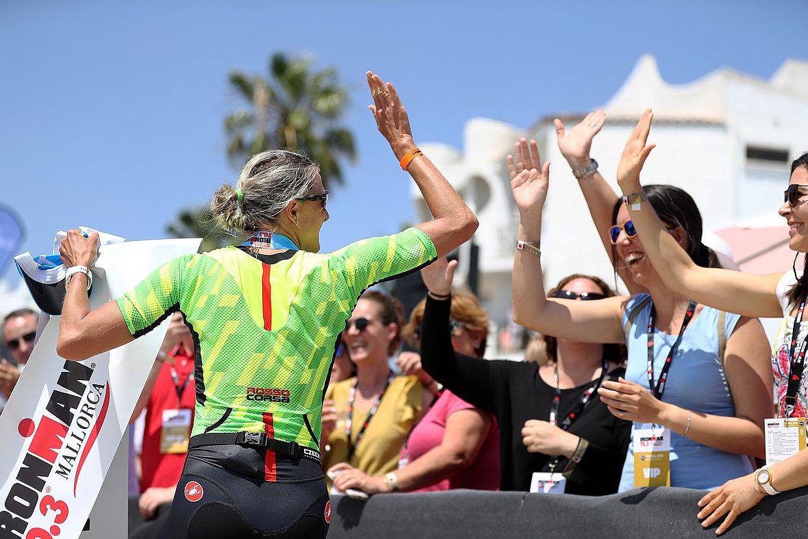 Ironman 70.3 Mallorca 2018 - Feiern an der Finishline
