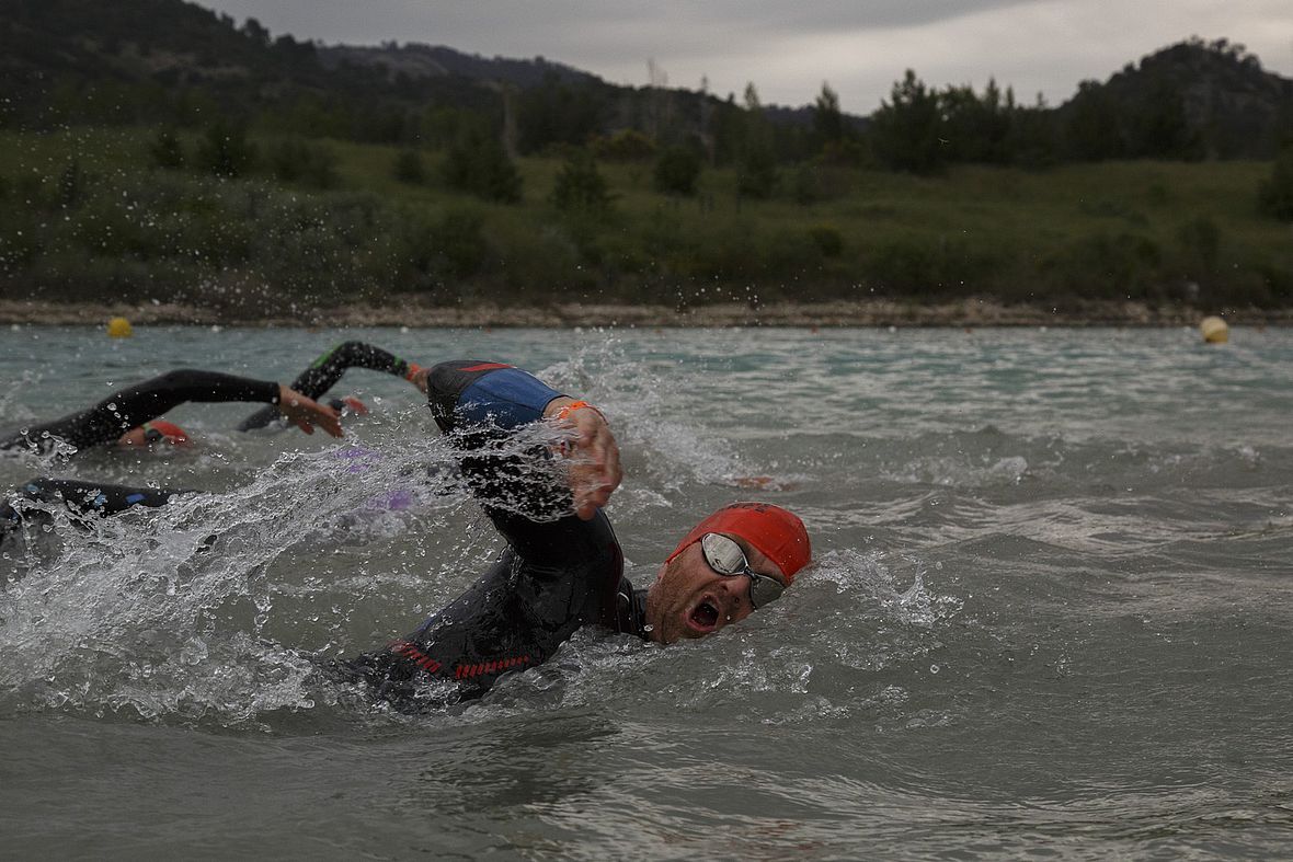 Noch mit das Wärmste des Wettkampftages: Das Schwimmen im See von Peyrolles