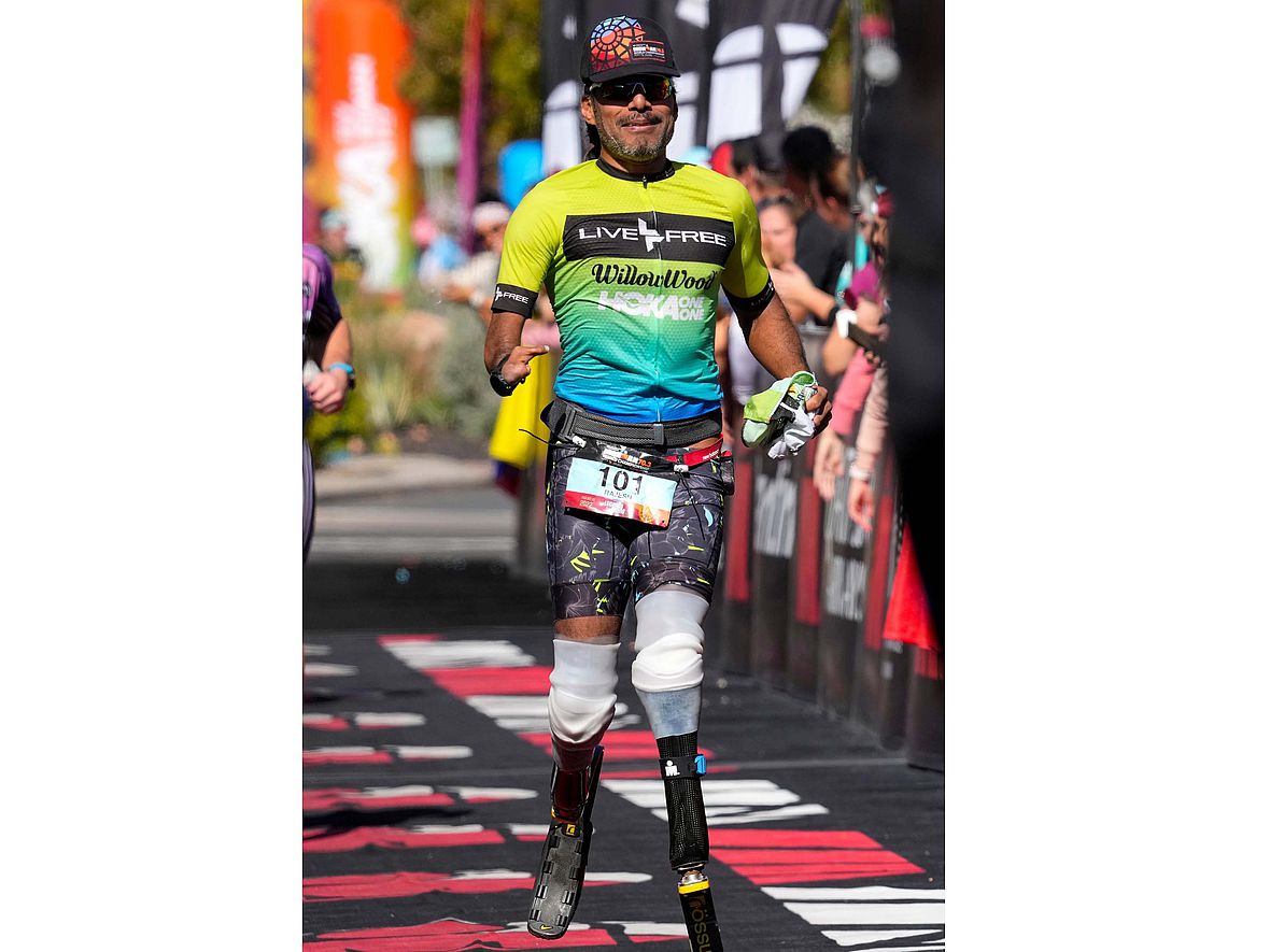 Rajesh Durbal im Ziel nach 6:29:16 Stunden - er war 2010 der erste dreifach-amputierte Paraathlet, der den Ironman Hawaii finishte