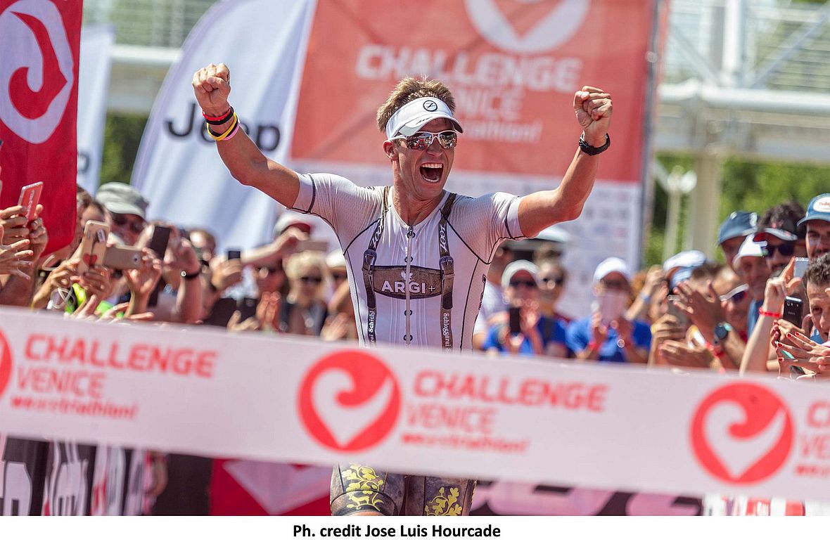 Unbändige Freunde: Lukas Krämer gewinnt sein erste Rennen als Profi-Triathlet