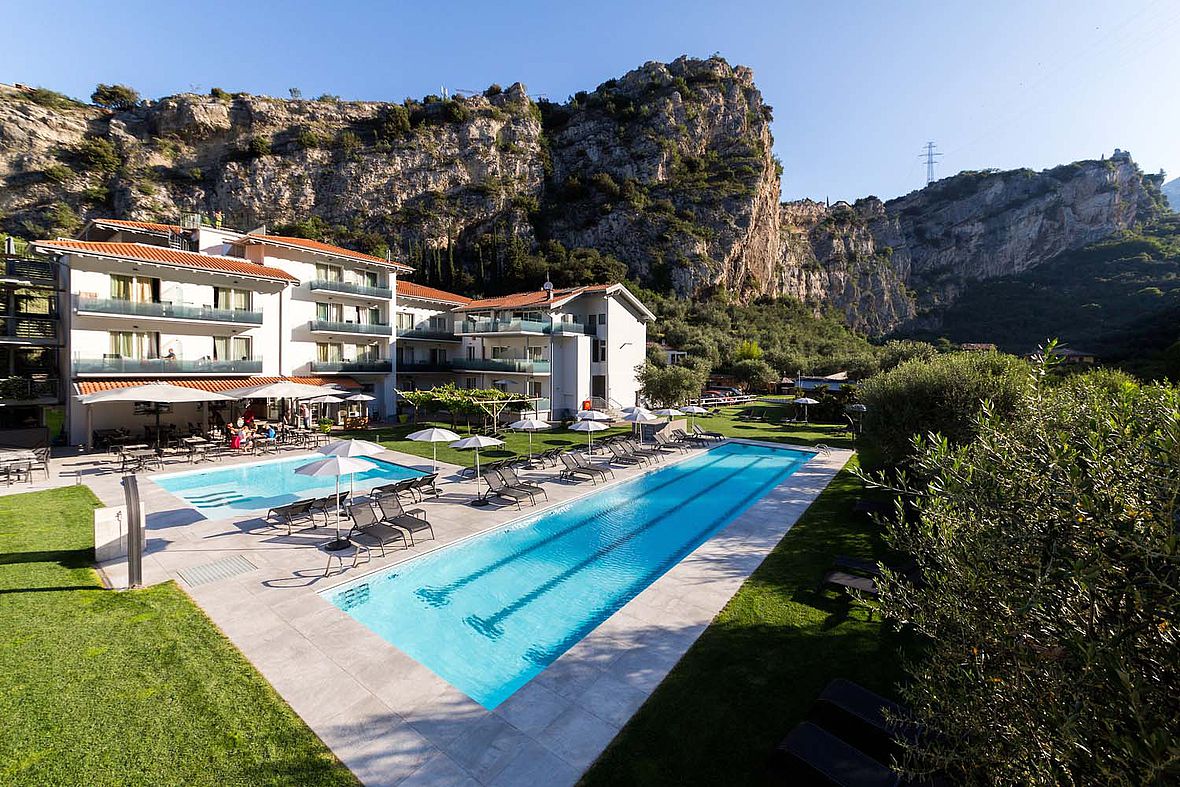 AktivHotel SantaLucia: Direkt im Hotelgarten lockt der Pool zur Schwimmeinheit