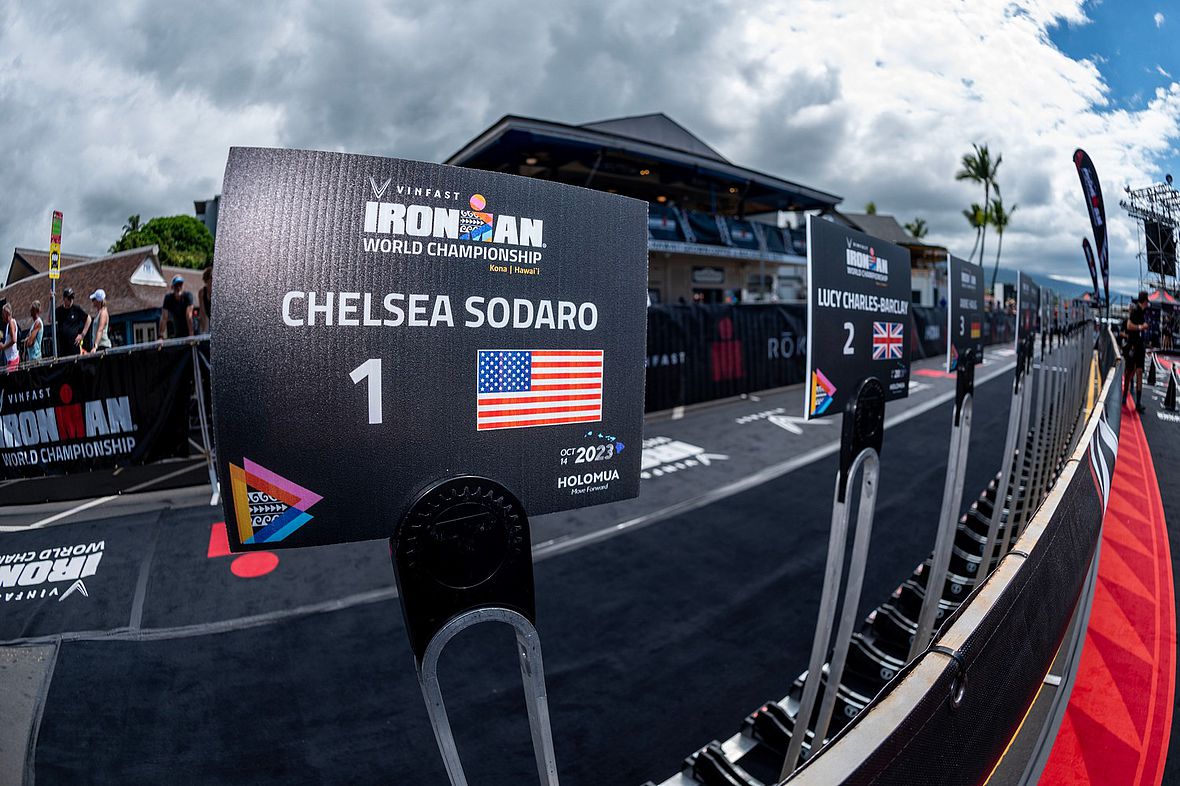 Ironman Hawaii 2023: CheckIn am Pier von Kailua-Kona: Startnummer 1 für die Titelverteidigerin Chelsea Sodaro