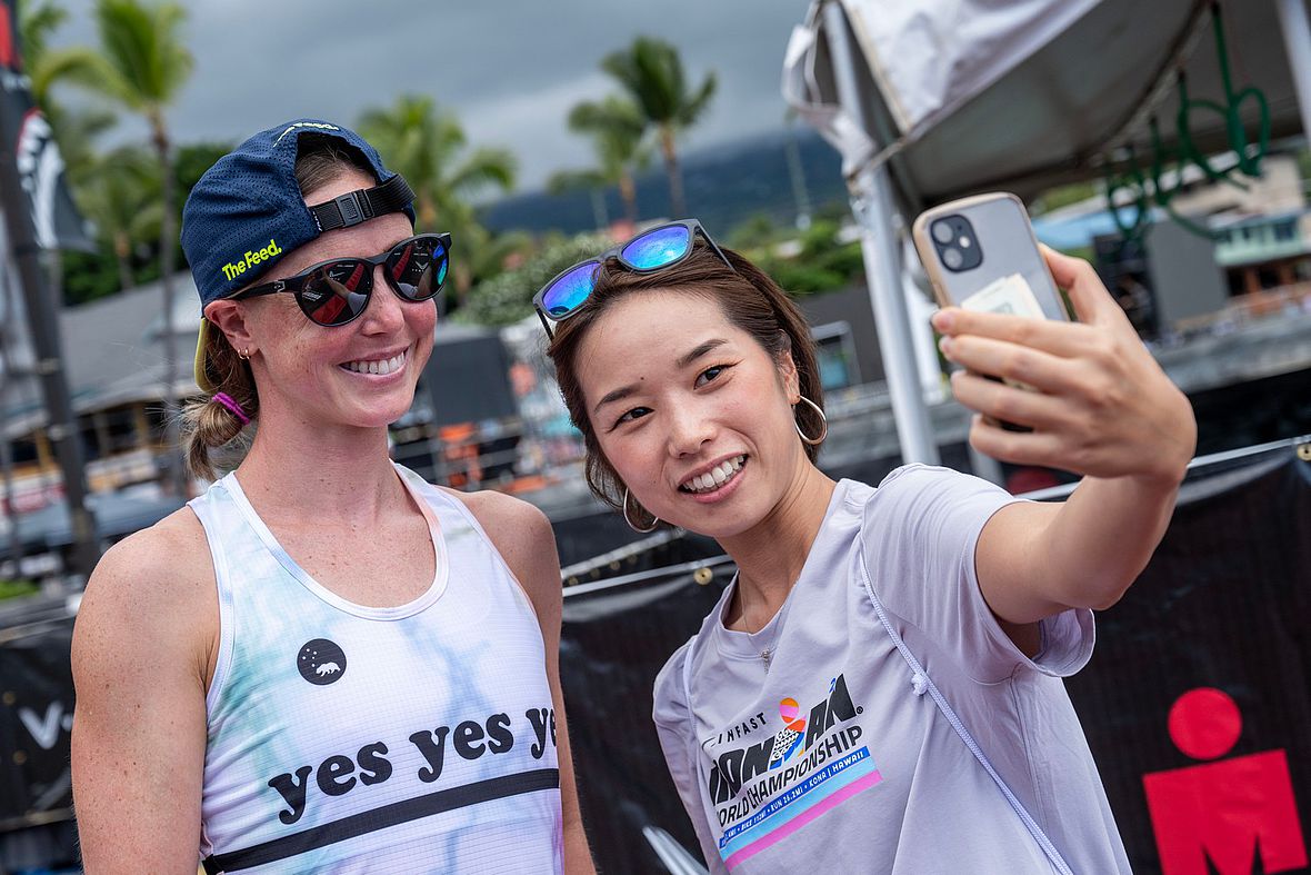 Ironman Hawaii 2023: CheckIn am Pier von Kailua-Kona: Selfie mit Chelsea Sodaro
