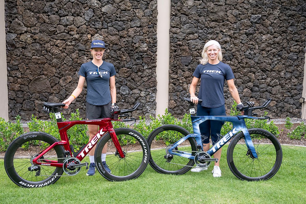 Ironman Hawaii 2023: CheckIn am Pier von Kailua-Kona: Taylor Knibb mit ihrer Mutter, die ebenfalls im Rennen dabei ist