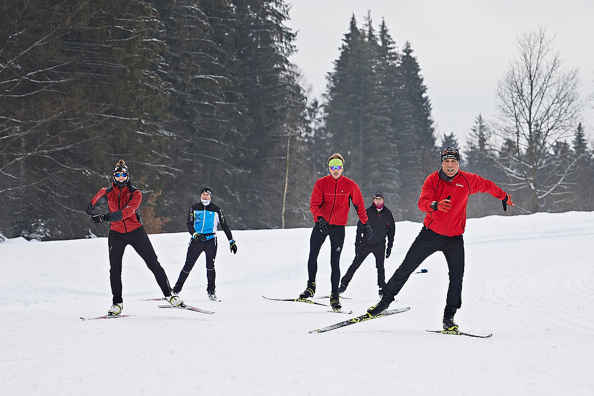 In der Gruppe macht das Skilanglauf-Training gleich nochmal mehr Spaß
