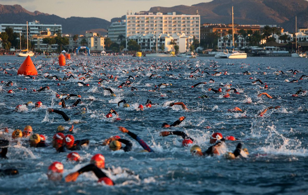 Massenspektakel Ironman: Die Schwimmstrecke in Alcudia