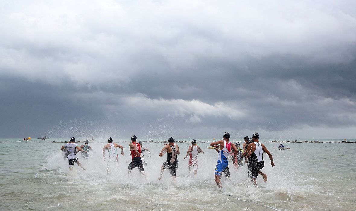 Aufgefühlte Adria und Gewitterstimmung: Die Profis wurden beim Ironman 70.3 Pescara noch komplett ins Wasser der Adria gelassen. Bei den Agegrouperv wurde das Schwimen aufgrund der Witterungsbedingungen abgebrochen.