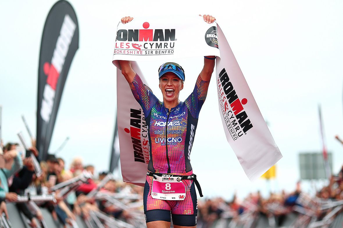 Simone Mitchell feiert ihren ersten Ironman-Sieg