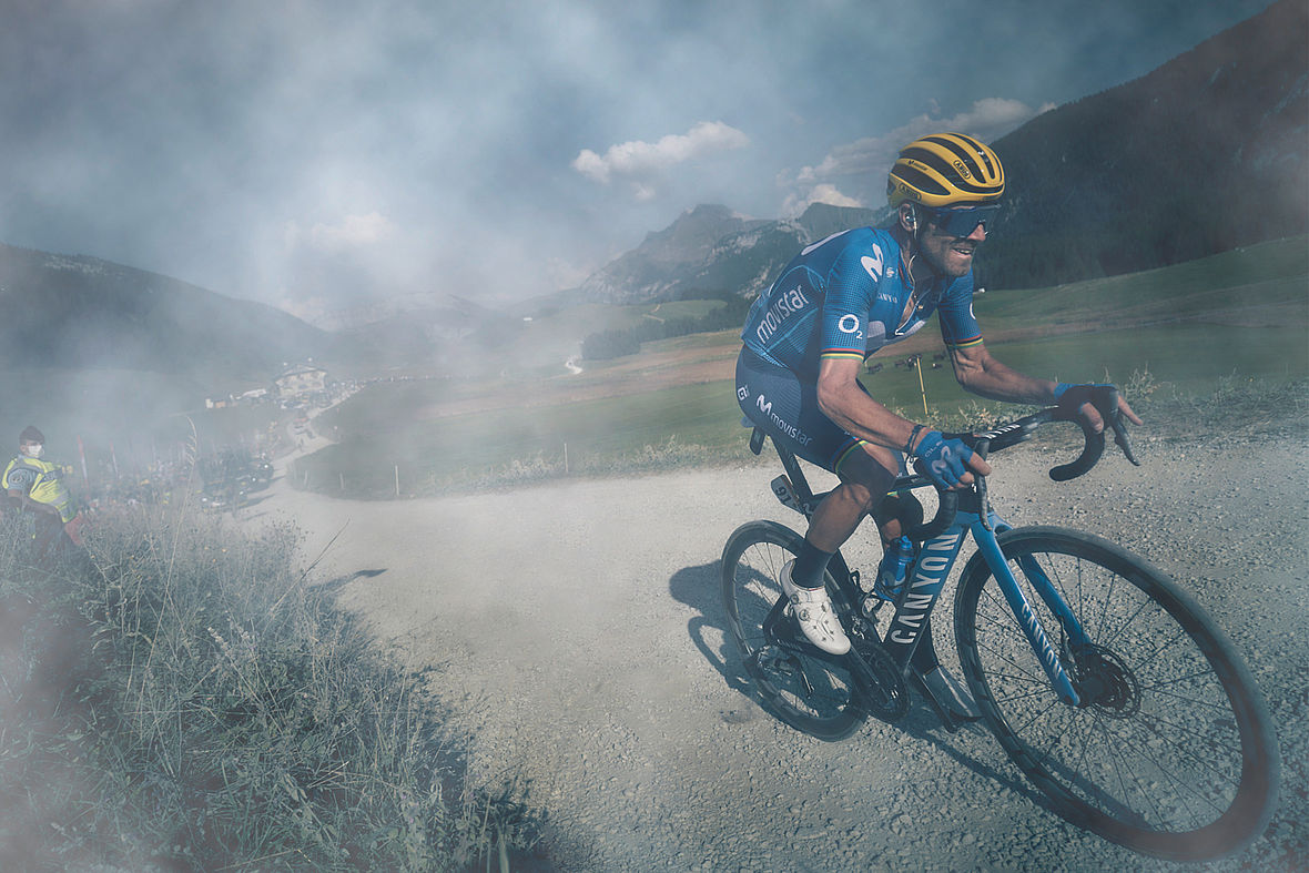 Härtetest für bei der Tour de France: Alesandro Valverde brettert mit dem Canyon Aeroad CRF über den Schotterweg auf dem Montée du plateau des Glières.