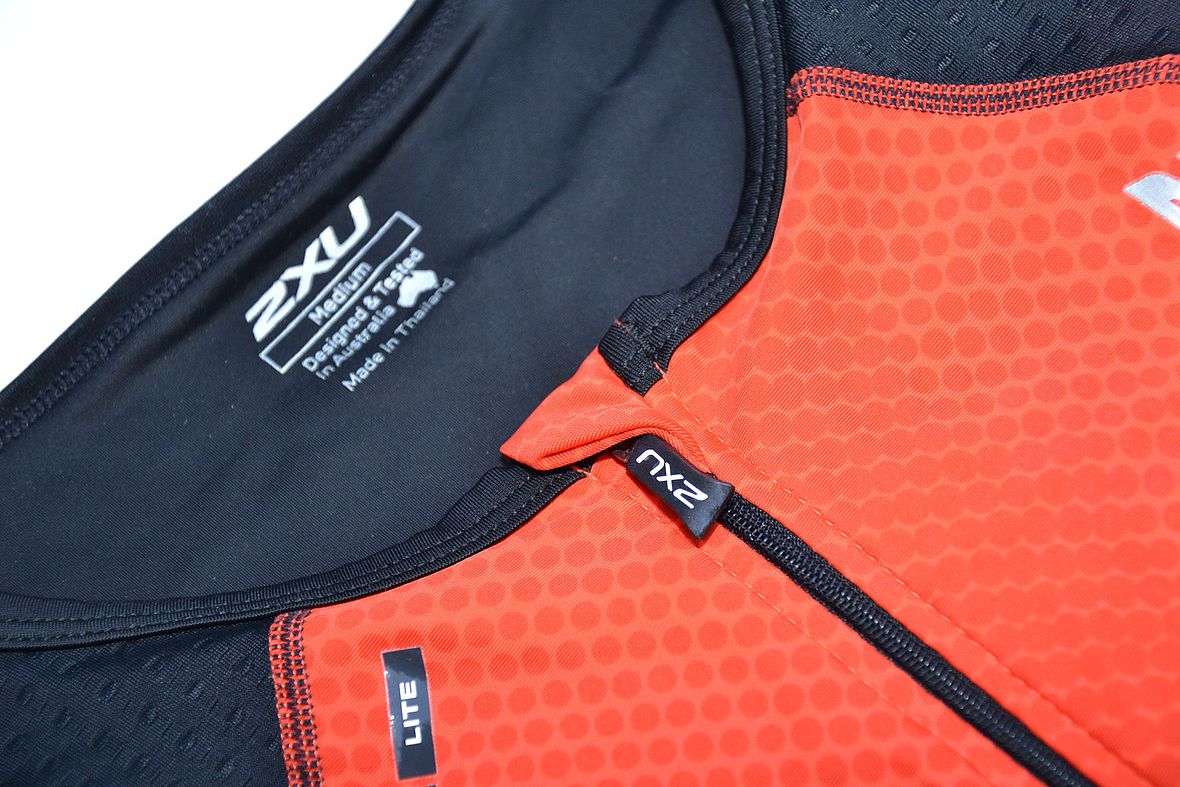 Funktionelle Details: Die Reißverschluss-Garage beim 2XU Perform Front-Zip Trisuit