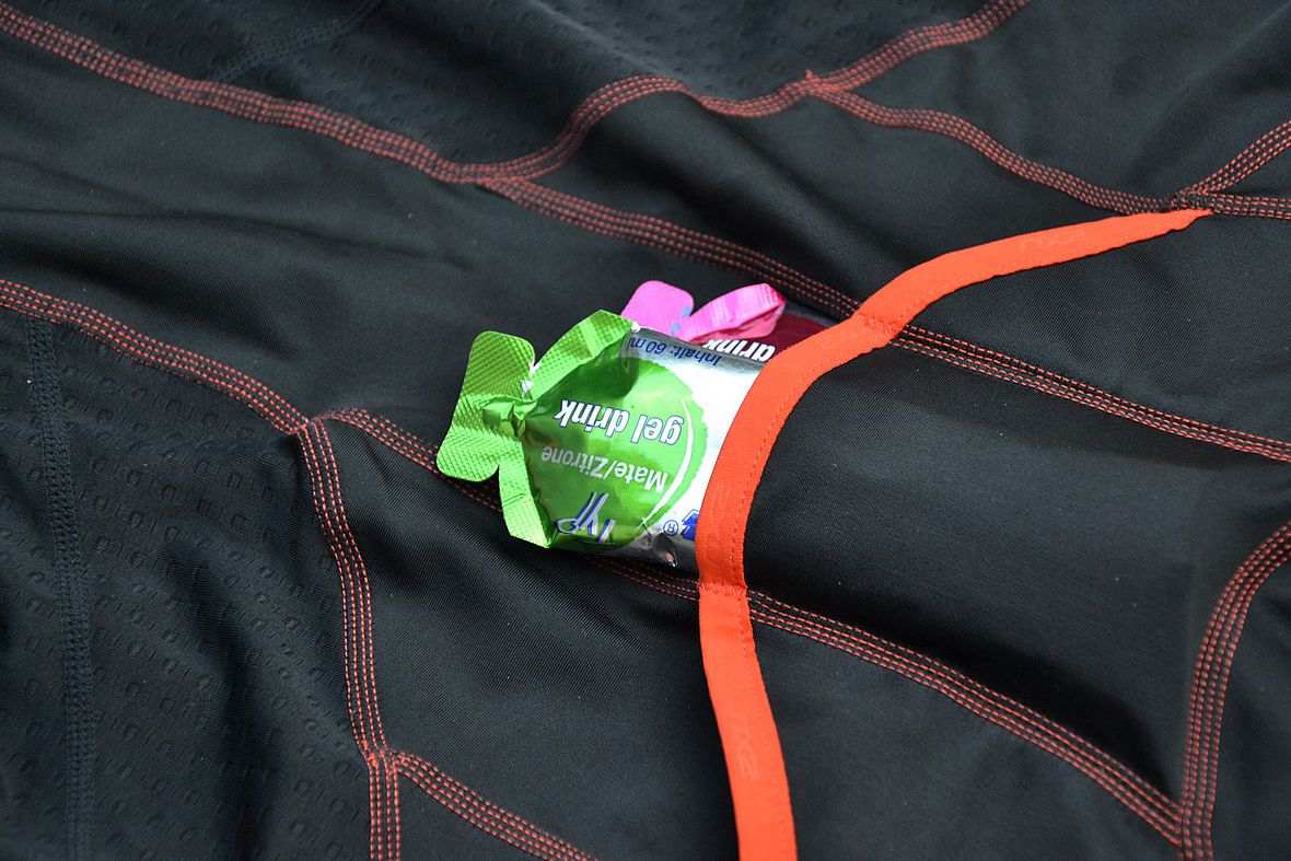 Die Rückentaschen sind beim 2XU Perform Front-Zip Trisuit bestens für das Mitführen von Gels und Riegel geeignet