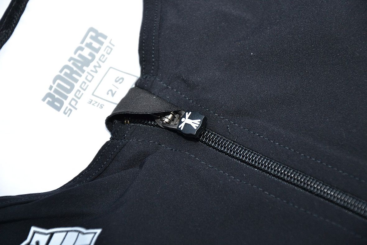Bioracer Speedwear: Auch beim Trisuit für 99,50 EUR ist der Reißverschluss-Abschluss weich abgepolstert