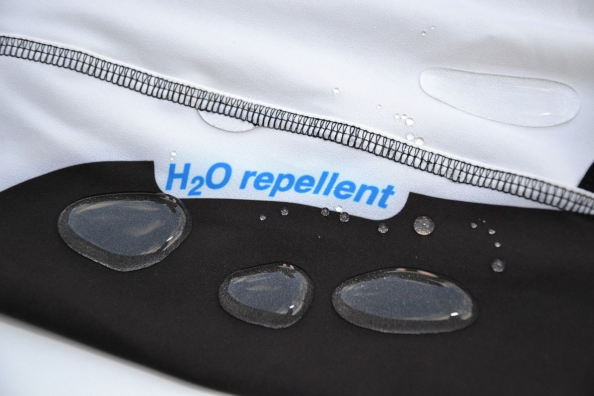 Stark wasserabweisend: Beim Tri Suit Team setzt Bioracer auf das speziell behandelte "Oxygène-Material