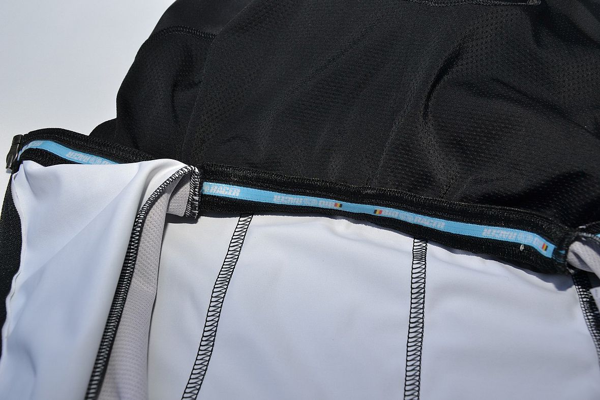Ein Silikonband am Hosenabschluss sorgt für rutschfreien Sitz