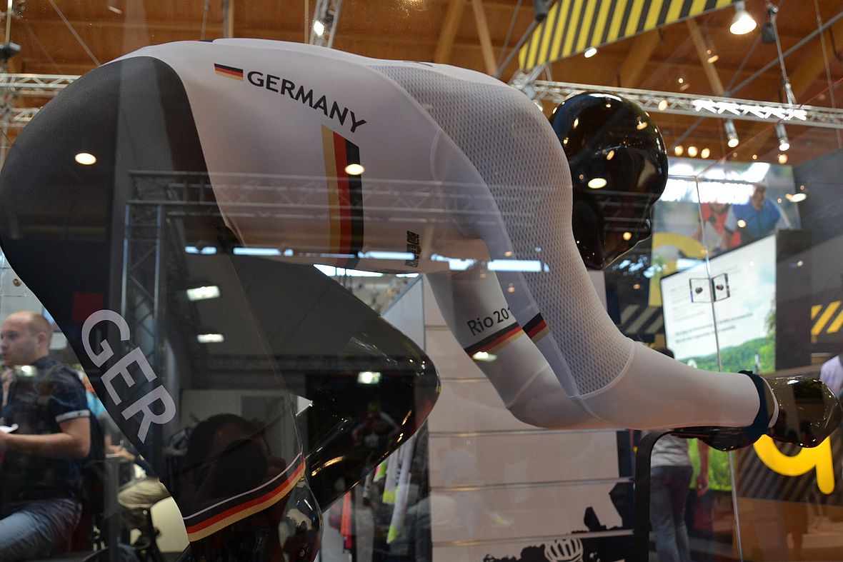 Das Rio 2016 Bioracer Bahnrad-Outfit hinter Glas gehalten