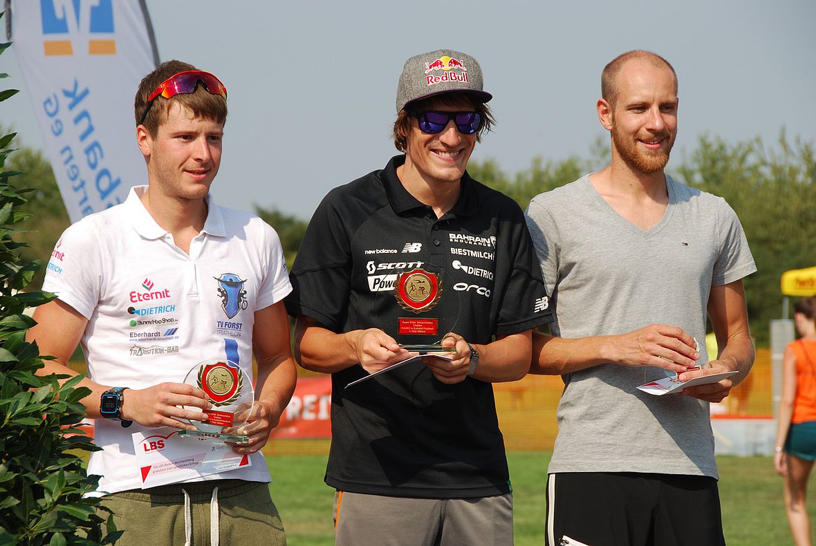 Das Männerpodium beim Summertime Triathlon 2015: Markus Rolli, Sebastian Kienle und Marc Dülsen (v.l.)