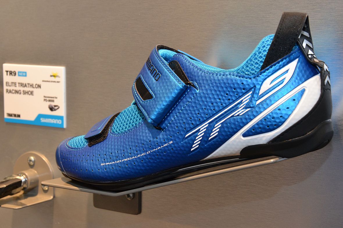 Blue Motion: Shimanos neuer Triathlonradschuh TR9 soll nicht nur farblich Maßstäbe setzen - ein breiter Klettverschluss hilft beim Einstieg und sorgt für einen kompakten Sitz