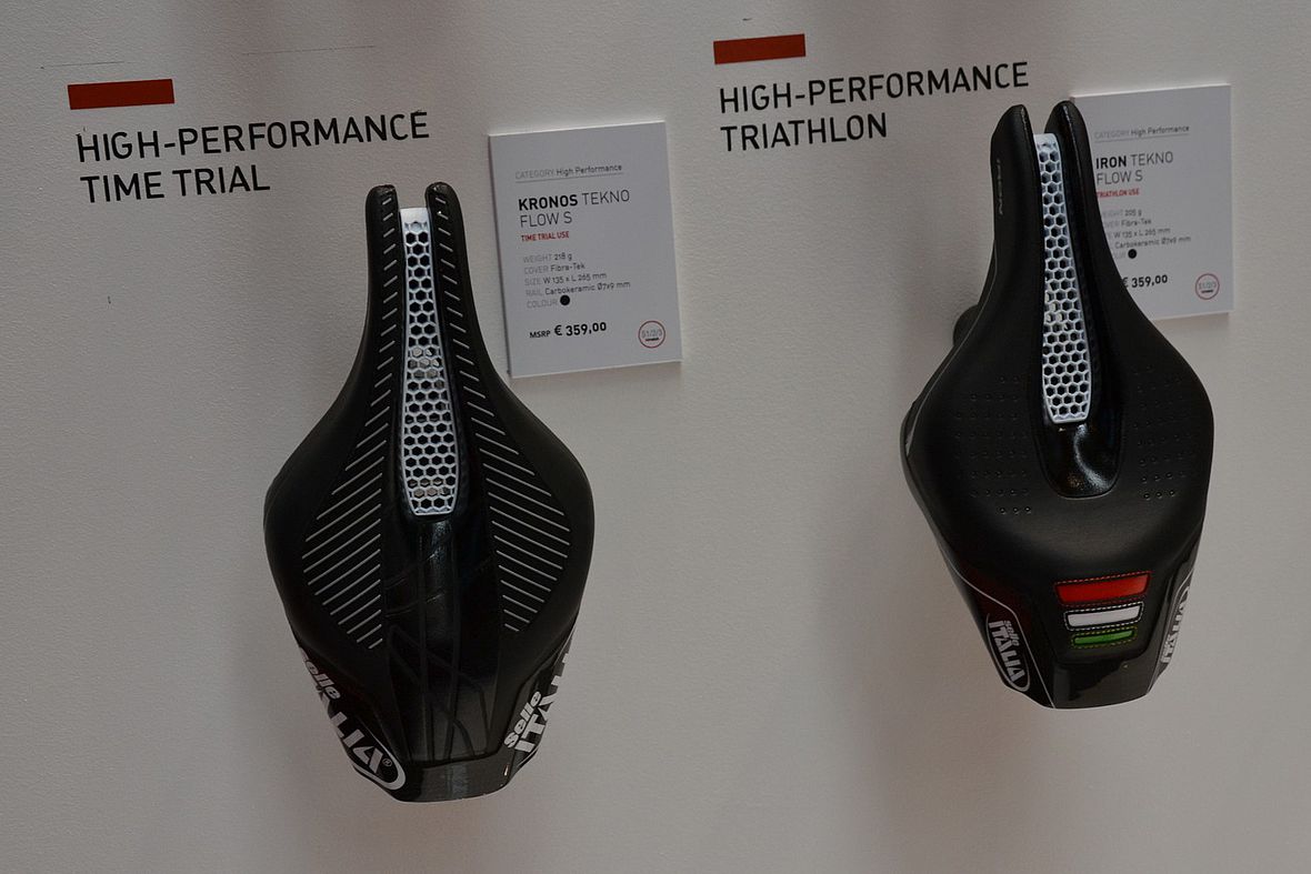Selle Italia TT-Sättel: Einmal UCI-konform (links) und einmal in der Triathlon-Ausführung (rechts)
