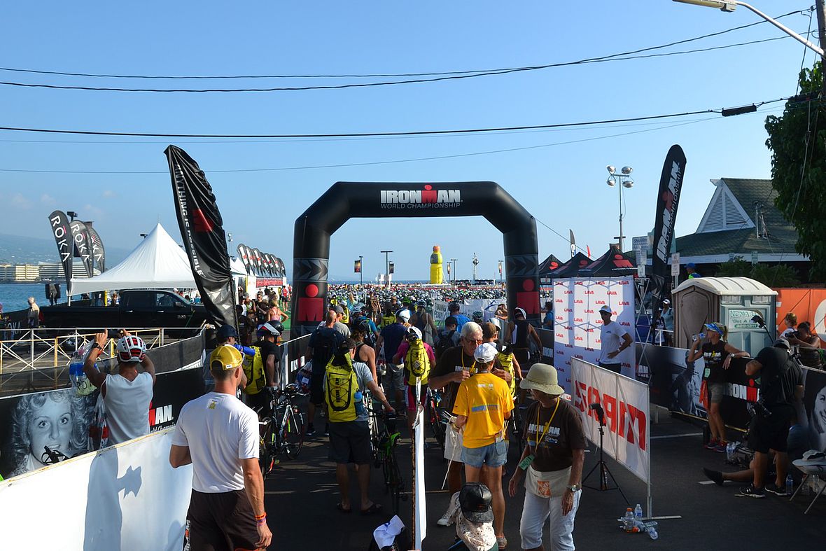 Da geht´s rein: Das Ironman-Tor zum Pier
