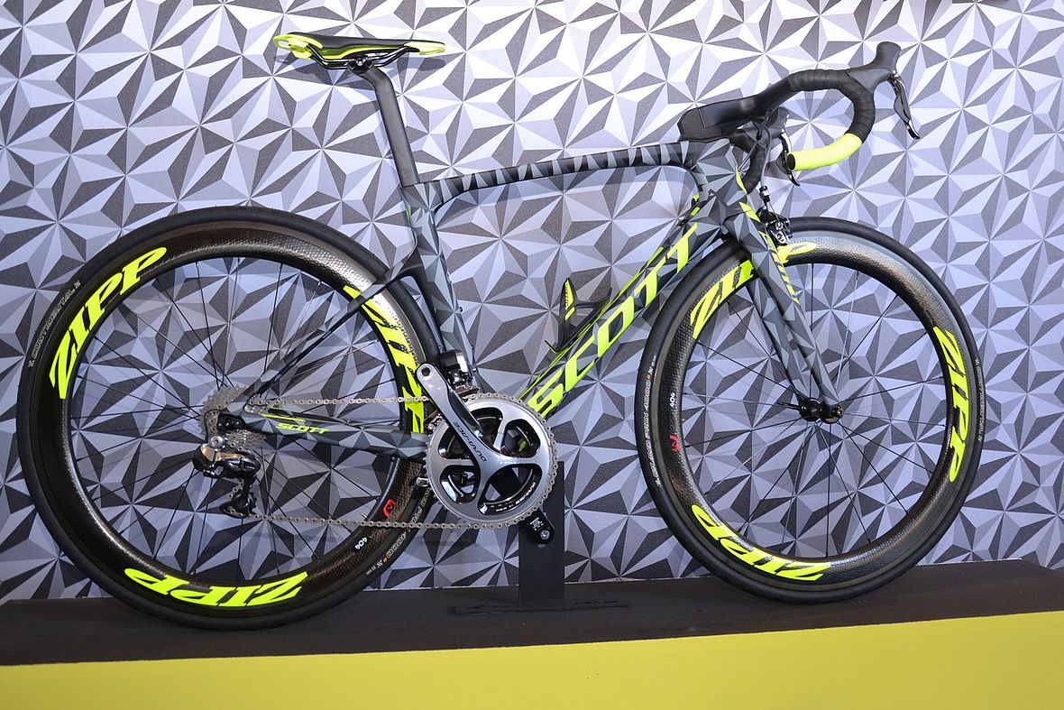 Such das Rad: Auch den neuen Scott Foil Aerorenner gibt´s im Camouflage-Design zu bestaunen