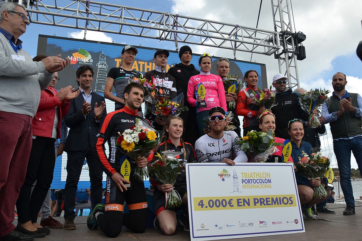 Die Podiumsplatzierten des Portocolom-Triathlon 2018 - nun müssen 4.000 EUR Preisgeld aufgeteilt werden