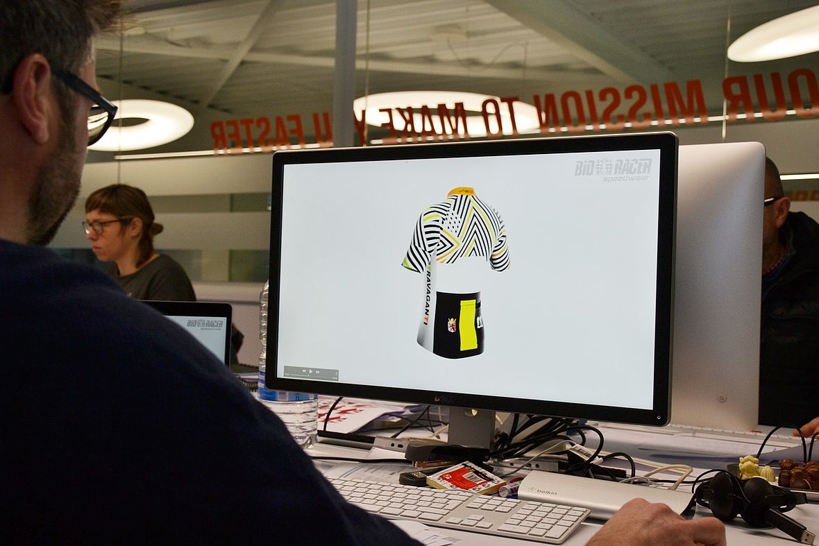 Am Bildschirm wird bei Bioracer das Wunschtrikot entworfen - dafür steht eine ganze Designer-Mannschaft zur Verfügung
